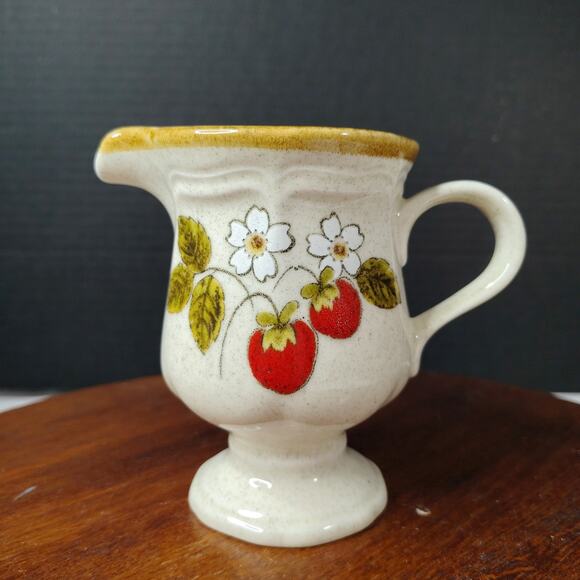 MIKASA Strawberry Festival Cream Creamer Pedestal - Picture 1 of 7